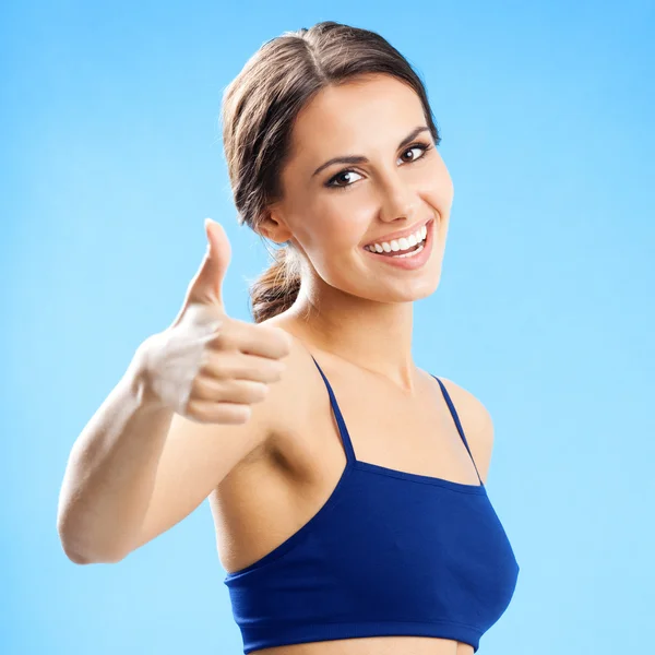 Mulher em desgaste fitness, sobre azul — Fotografia de Stock