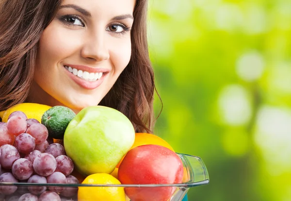 Femme avec assiette de fruits, à l'extérieur — Photo