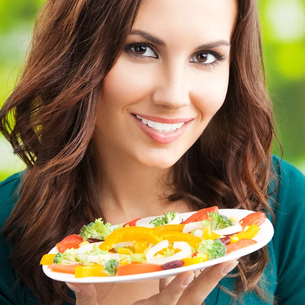 Jonge vrouw met salade, buitenshuis — Stockfoto