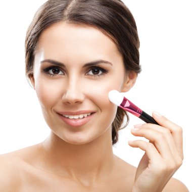 Makyaj fırça ile gülümseyen, izole