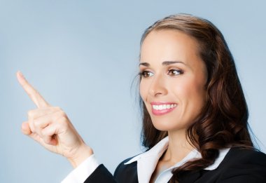 iş kadını işaret veya copyspase, boş alanı blu içinde gösterilen