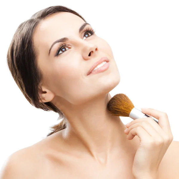 Mujer sonriente con cepillo de maquillaje, aislada —  Fotos de Stock