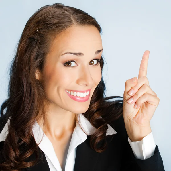 Empresaria mostrando área en blanco para signo o copia, sobre blu — Foto de Stock