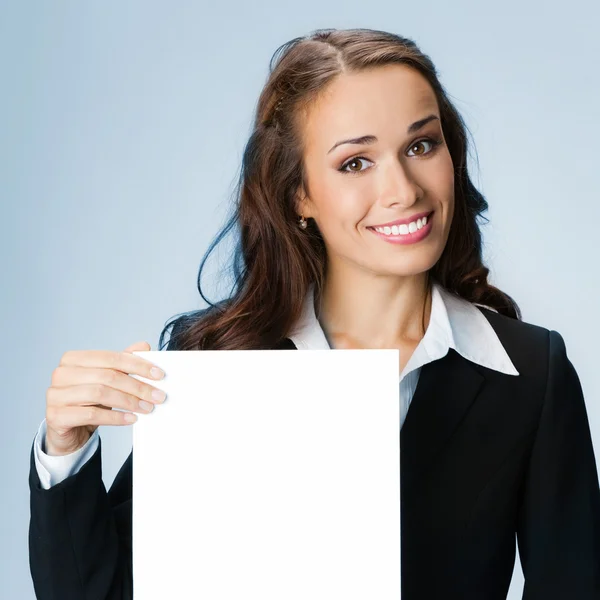 Affärskvinna visar skylt, över blå — Stockfoto