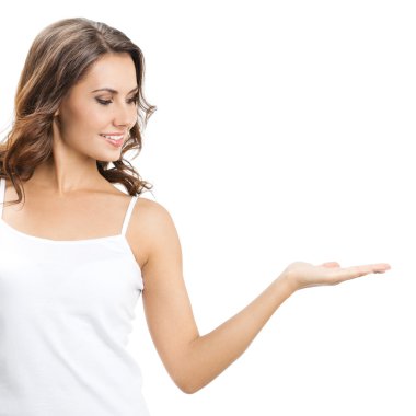 güzel bir genç kadın bir şeyler gösteriyor