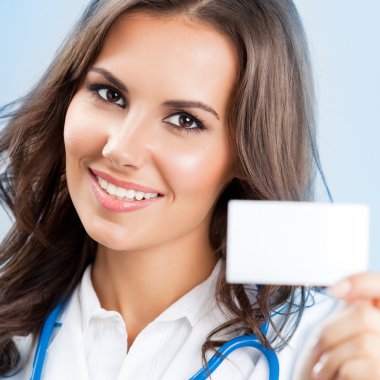 boş iş kartı gösteren genç bir kadın doktor