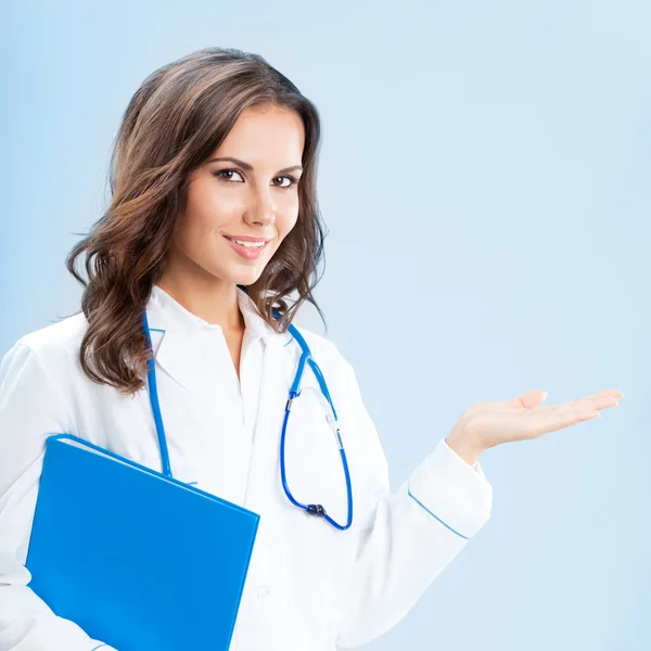 Mostrando medico con cartella, sopra blu — Foto Stock