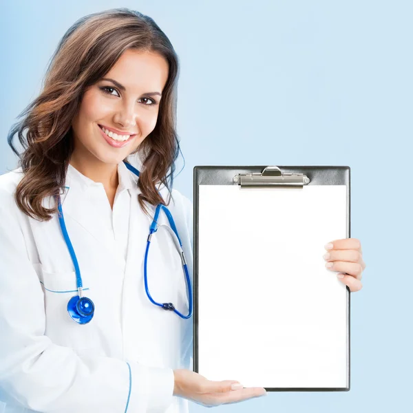 Happy smiling young female doctor showing okay gesture, over blu — Stock Photo, Image