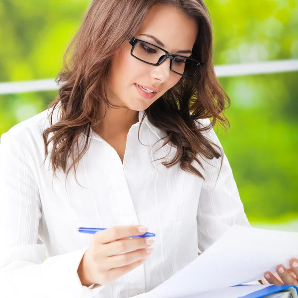 Young smiling businesswoman working at office — Stock Photo, Image