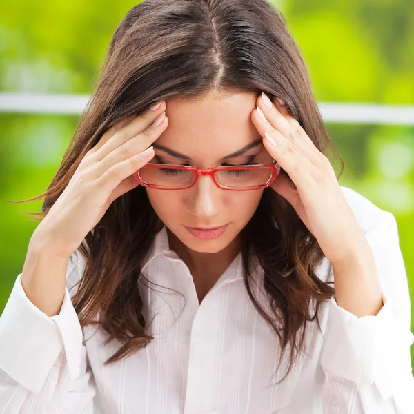 Pensar, cansado o enfermo con dolor de cabeza mujer de negocios —  Fotos de Stock