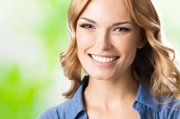 Gelukkig lachende vrouw met lang haar, buiten — Stockfoto