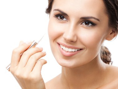 gülümseyen yüzünde kapatıcı uygulayarak, izole 