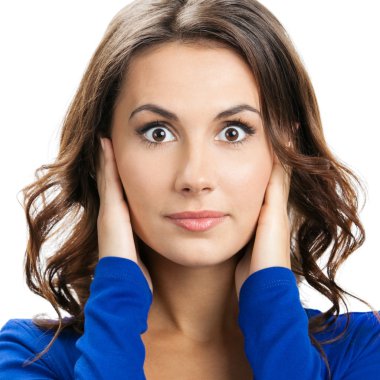 elle kapsayan izole kulaklarını, kadın