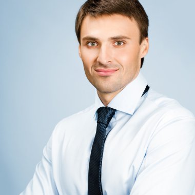 mavi arka plan üzerinde iş adamı portresi