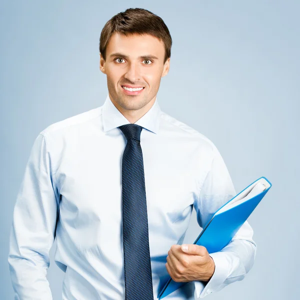 Retrato del hombre de negocios con carpeta, sobre azul — Foto de Stock