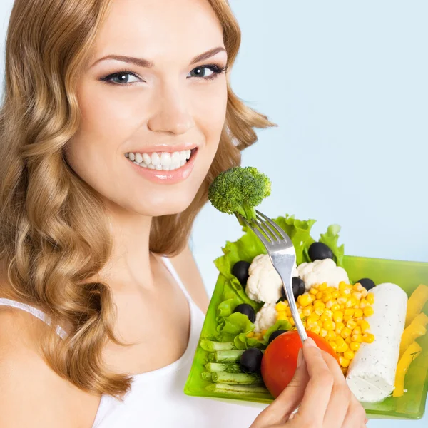 Женщина с вегетарианским салатом, на голубом — стоковое фото