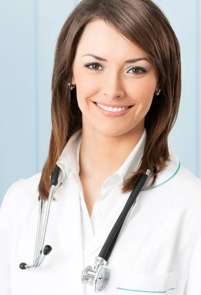 Medico femminile allegro a ufficio — Foto Stock