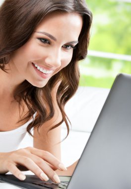 neşeli laptop, evde kullanma