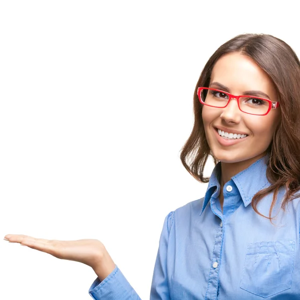 Mujer de negocios mostrando algo o sosteniendo, en blanco — Foto de Stock