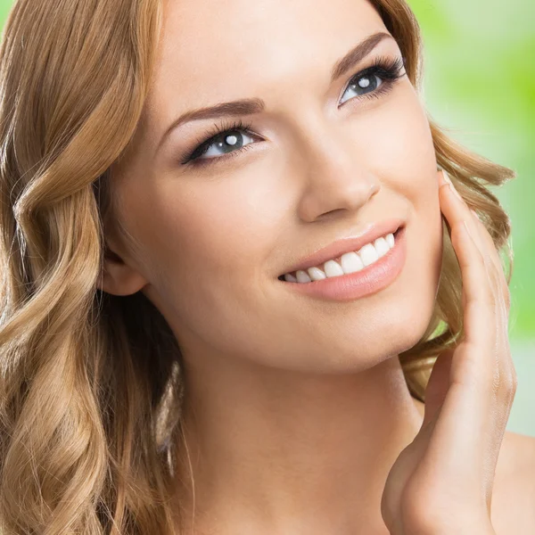 Feliz mujer sonriente, al aire libre — Foto de Stock