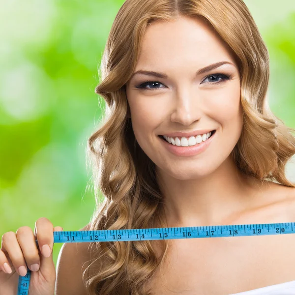 Woman with measure tape, outdoors — Stock Photo, Image