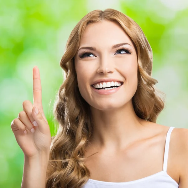 Frau, die einen Finger oder eine Idee zeigt — Stockfoto