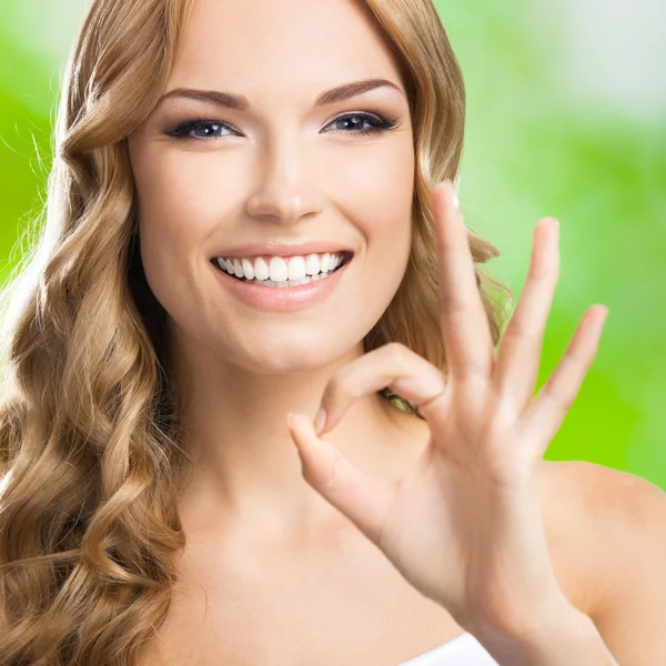 Mujer con buen gesto, al aire libre — Foto de Stock