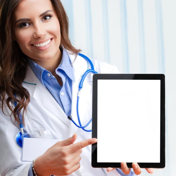 Doutor mostrando tablet branco pc para copyspace — Fotografia de Stock