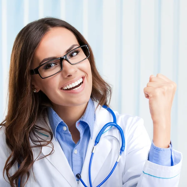 Feliz gesto joven doctora, en el consultorio —  Fotos de Stock