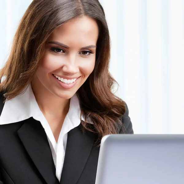Młoda kobieta biznesu pracująca z laptopem — Zdjęcie stockowe