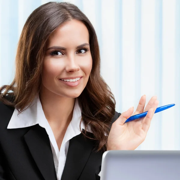 Young businesswoman working with laptop — Stock Photo, Image