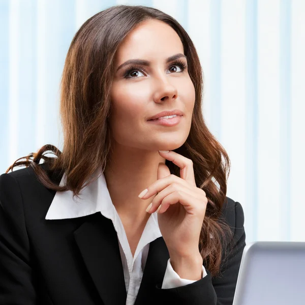 Pensando donna d'affari che lavora con il computer portatile — Foto Stock