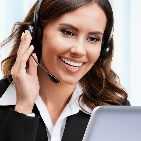 Suporte a operadora de telefone no fone de ouvido, trabalhando com laptop — Fotografia de Stock