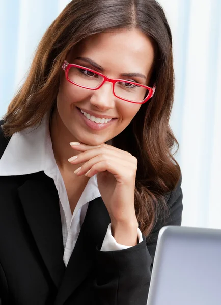 Jeune femme d'affaires travaillant avec ordinateur portable — Photo