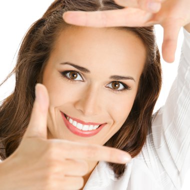 yüzünü elleriyle izole çerçeveleme işkadını