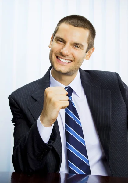 Feliz bem sucedido gesticulando empresário — Fotografia de Stock