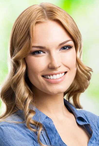 Felice donna sorridente con i capelli lunghi, all'aperto — Foto Stock