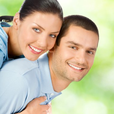 genç çekici çift, açık havada gülümseyerek mutlu