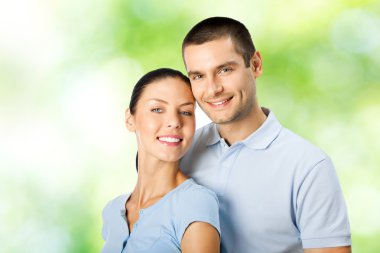 genç çekici çift, açık havada gülümseyerek mutlu