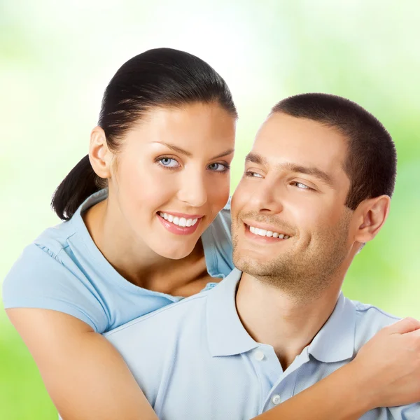 Jovem feliz sorrindo casal atraente, ao ar livre — Fotografia de Stock