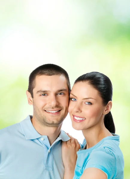 Jeune couple souriant heureux attrayant, en plein air — Photo