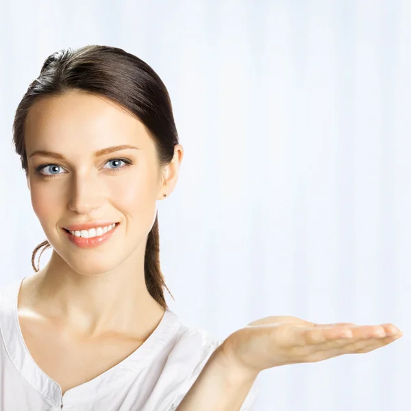 Mujer de negocios mostrando, en la oficina — Foto de Stock