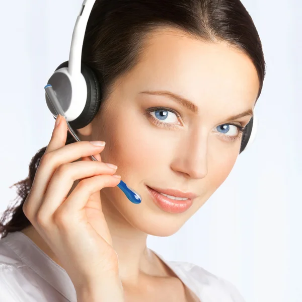 Support telefon operatör i headset, på kontor — Stockfoto