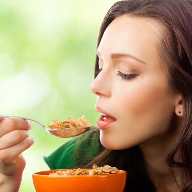 müsli veya mısır gevreği, açık yemek kadın