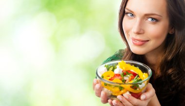 mutlu gülümseyen kadın portre salata tabağı ile