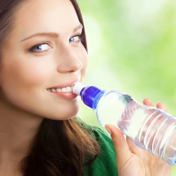 Vrouw drinkwater uit de fles, buiten — Stockfoto