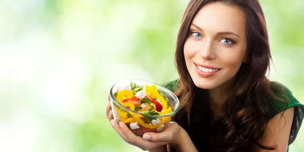 Retrato de mulher sorridente feliz com prato de salada — Fotografia de Stock