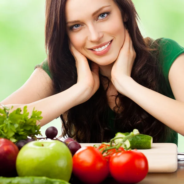 Mujer con comida vegetariana al aire libre — Foto de Stock