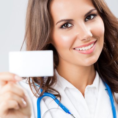 boş iş kartı gösteren genç bir kadın doktor