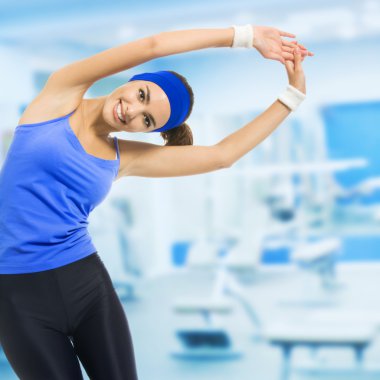 mutlu kadın spor salonunda Fitness egzersizleri yapıyor